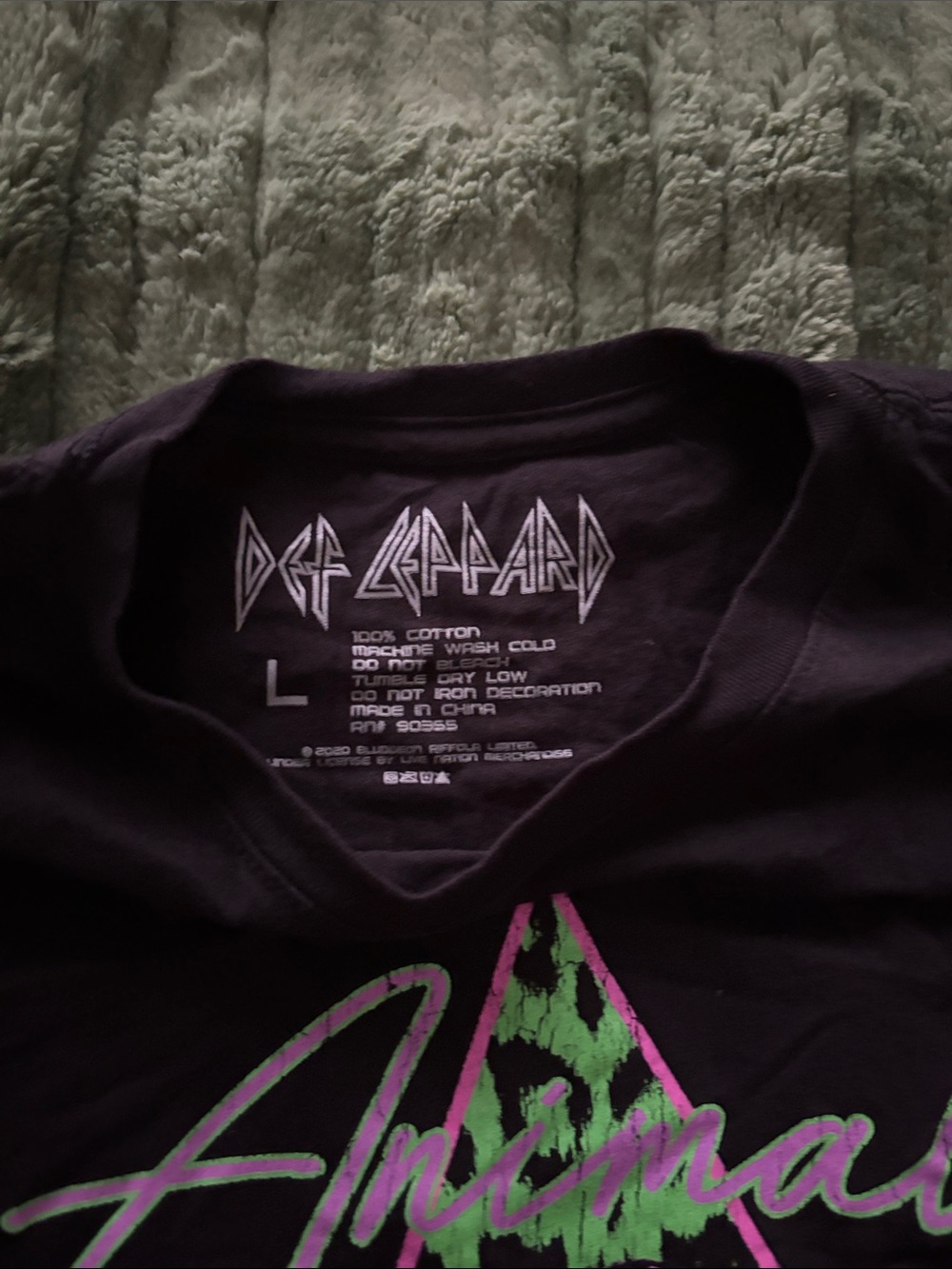 Def Leppard graphic tee - Picture 2 of 2